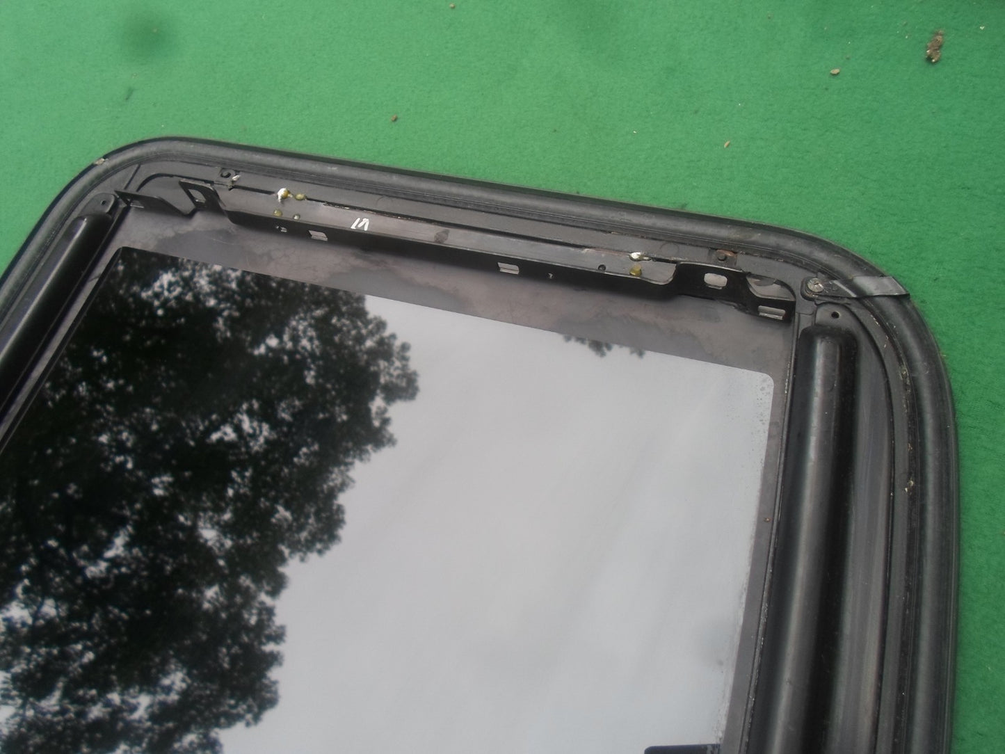 98 99 00 01 02 03 TOYOTA SIENNA OEM FACTORY SUNROOF GLASS PANEL  63201-08010; 6320108010