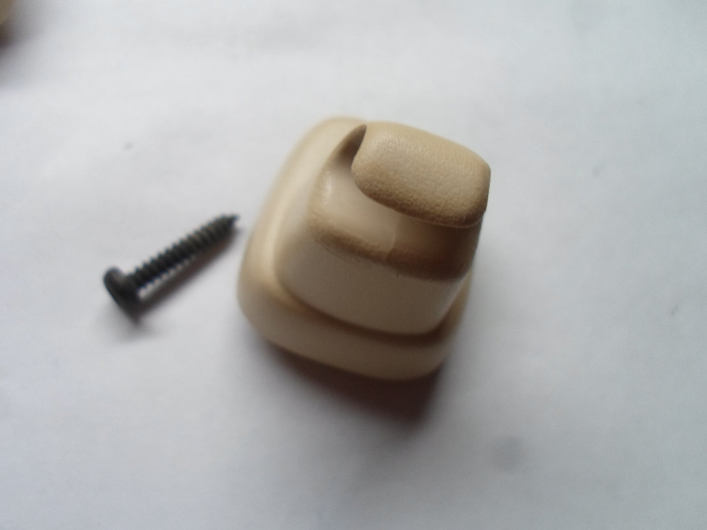 97 98 99 LINCOLN TOWN CAR SUN VISOR CLIP W/SCREW OEM FREE SHIPPING! SV1 - RarePartsFinder.Com