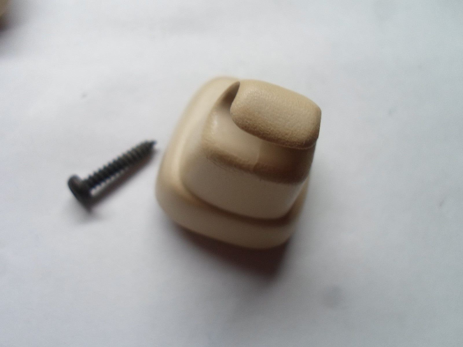 97 98 99 LINCOLN TOWN CAR SUN VISOR CLIP W/SCREW OEM FREE SHIPPING! SV1 - RarePartsFinder.Com