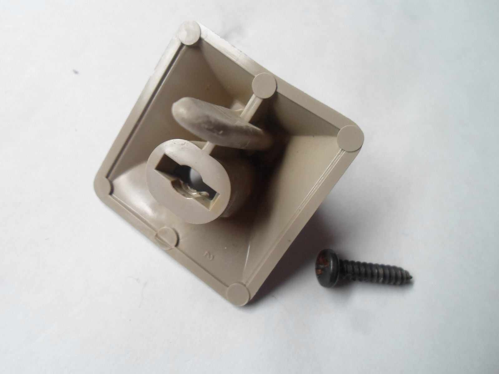 1991 LINCOLN TOWN CAR SUN VISOR CLIP W/ MOUNT SCREW  OEM FREE SHIPPING SV1 - RarePartsFinder.Com
