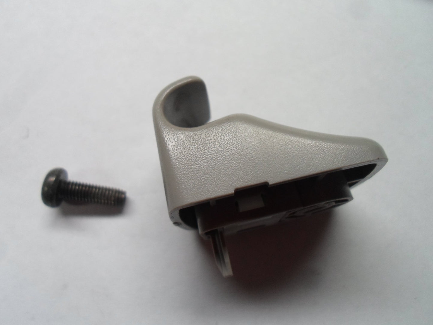 05 06 SAAB 9-2X SUN VISOR CLIP W/ MOUNT SCREW OEM 32009194 FREE SHIPPING SC1