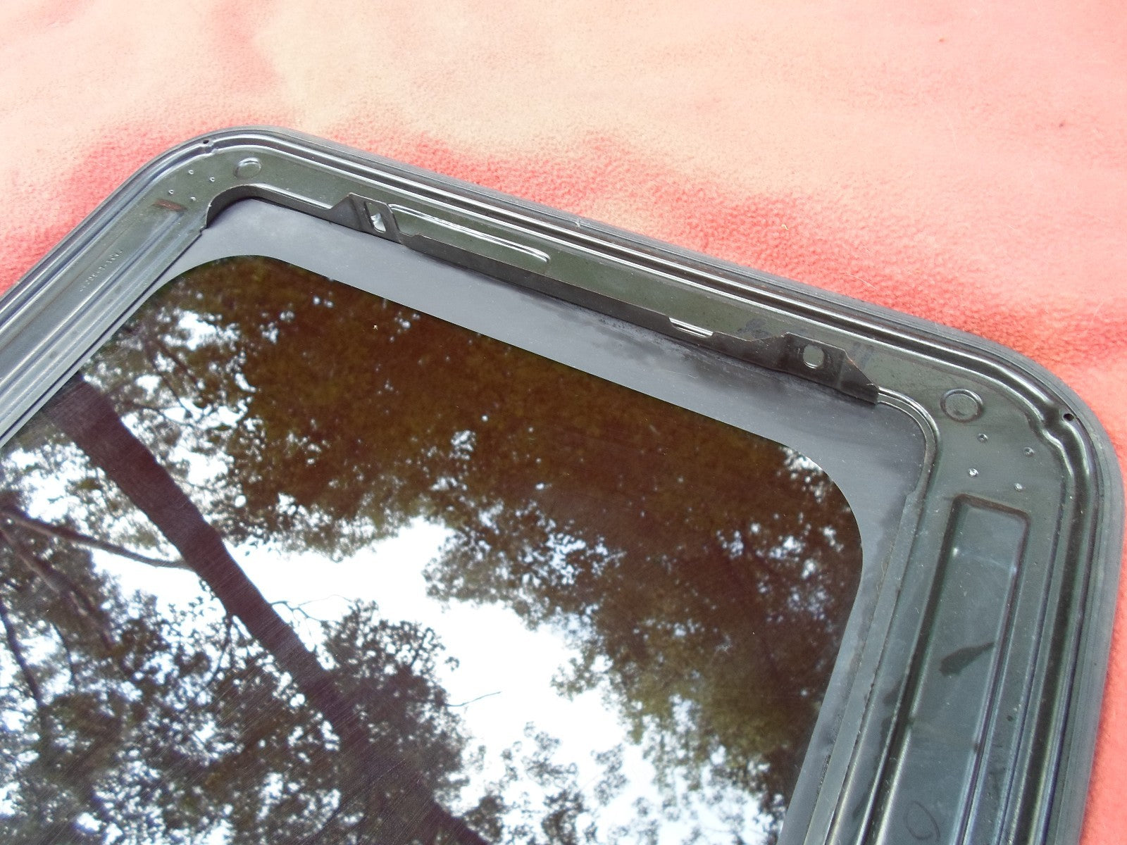 2004 OLDSMOBILE BRAVADA YEAR SPECIFIC OEM SUNROOF GLASS PANEL FREE SHIPPING! - RarePartsFinder.Com