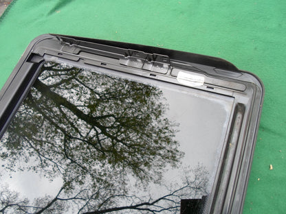 1999 MERCEDES BENZ E320 YEAR SPECIFIC OEM SUNROOF GLASS FREE SHIPPING!