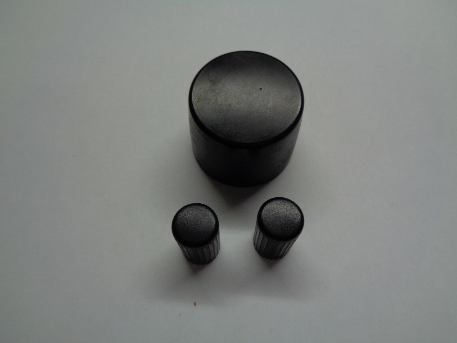 2001 KIA OPTIMA  RADIO STEREO TUNER CONTROL KNOB SET OEM FREE SHIPPING - RarePartsFinder.Com