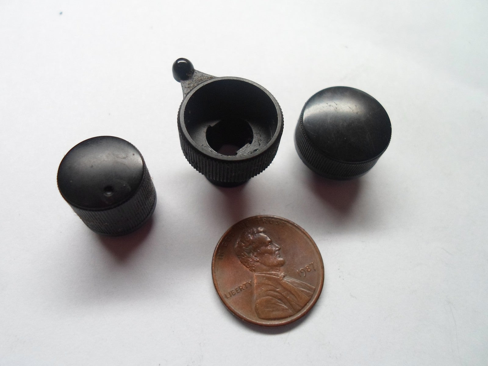 2002 KIA SPORTAGE STEREO TUNER RADIO KNOB SET OEM FREE SHIPPING! - RarePartsFinder.Com