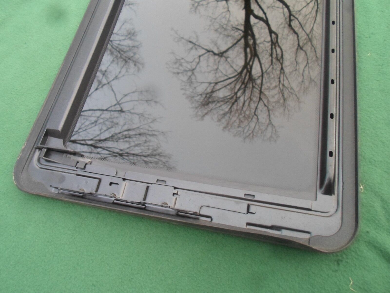 2005  MERCEDES BENZ E500 OEM YEAR SPECIFIC SUNROOF GLASS  FREE SHIPPING - RarePartsFinder.Com