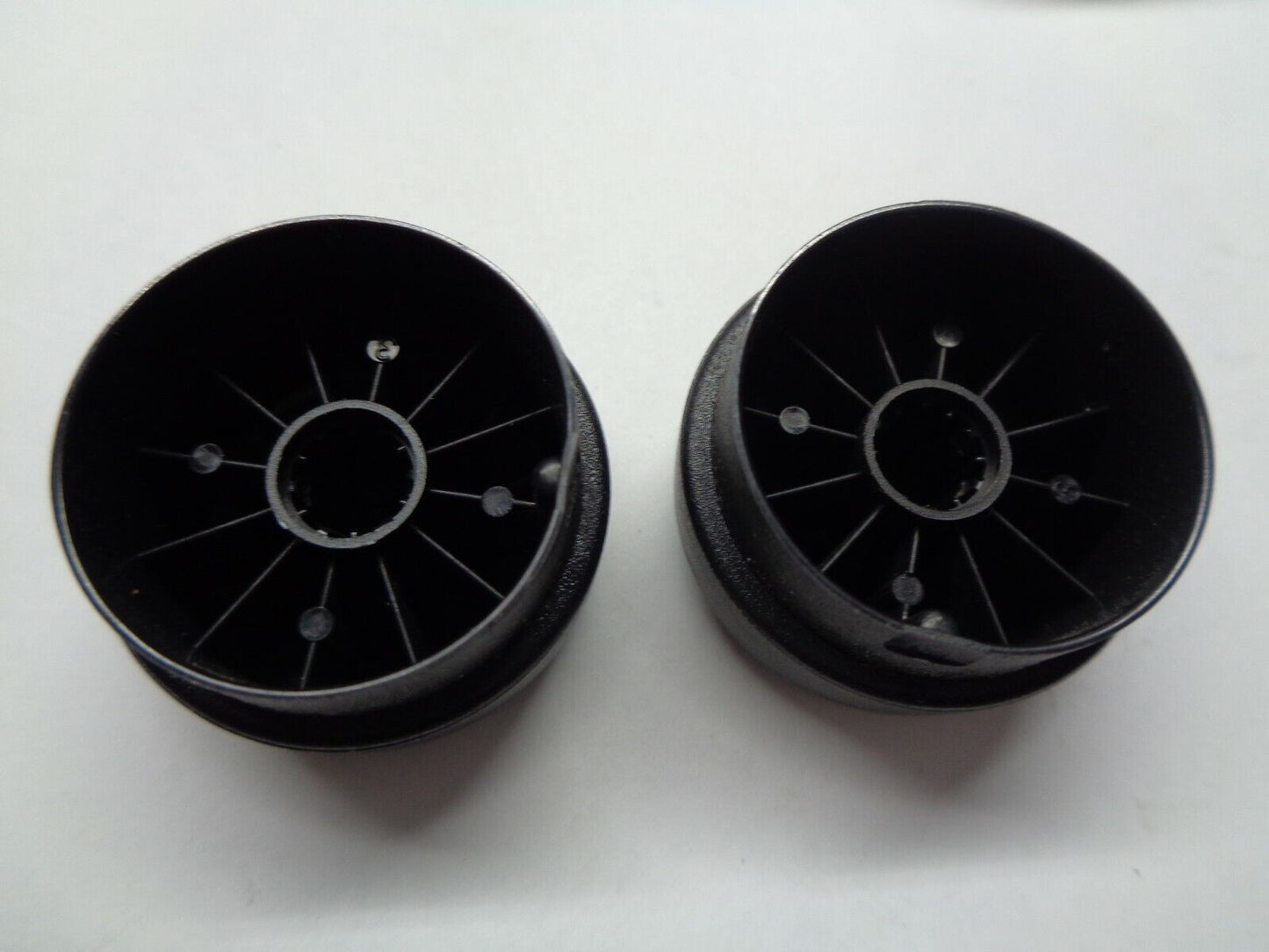 2005 2006 2007 JEEP GRAND CHEROKEE RADIO STEREO CONTROL TUNER KNOB SET OEM - RarePartsFinder.Com