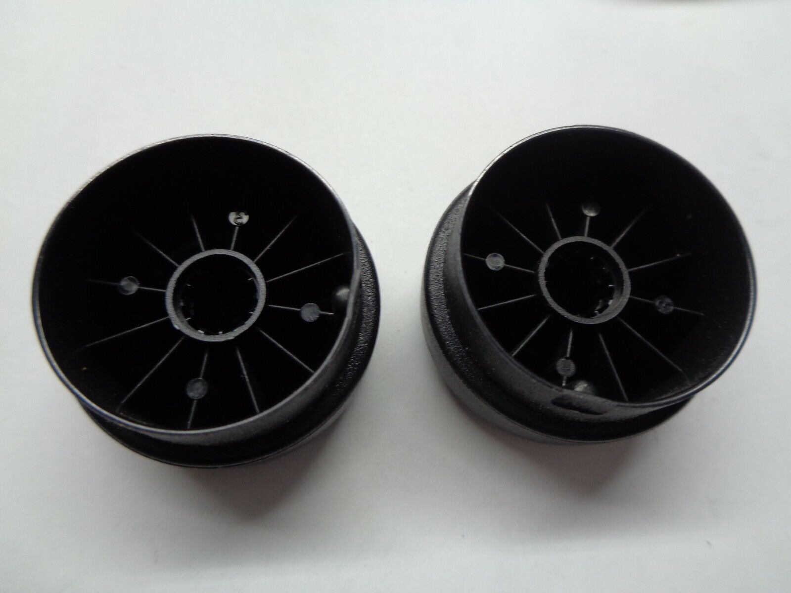 2005 2006 2007 JEEP GRAND CHEROKEE RADIO STEREO CONTROL TUNER KNOB SET OEM - RarePartsFinder.Com