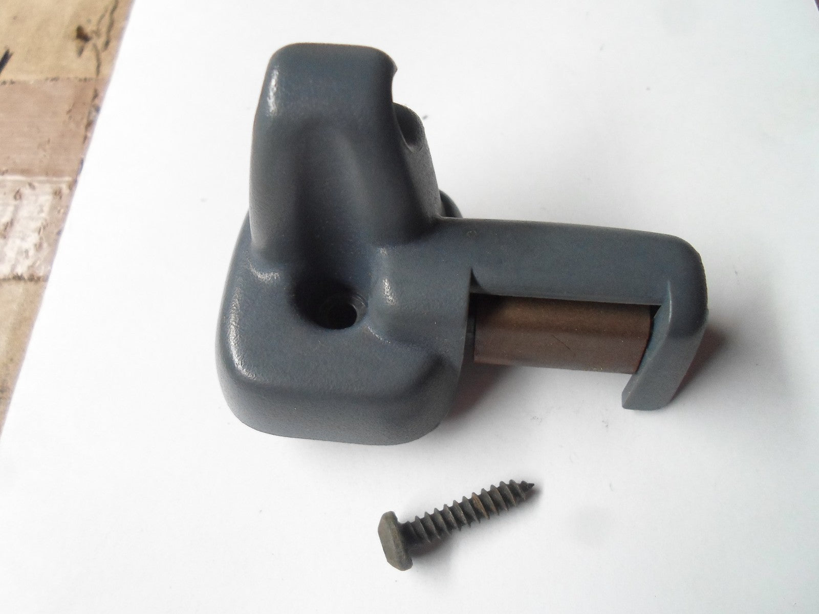 2001 LINCOLN TOWN CAR PASSENGER DUAL SUN VISOR CLIP W/SCREW OEM FREE SHIPPING! - RarePartsFinder.Com