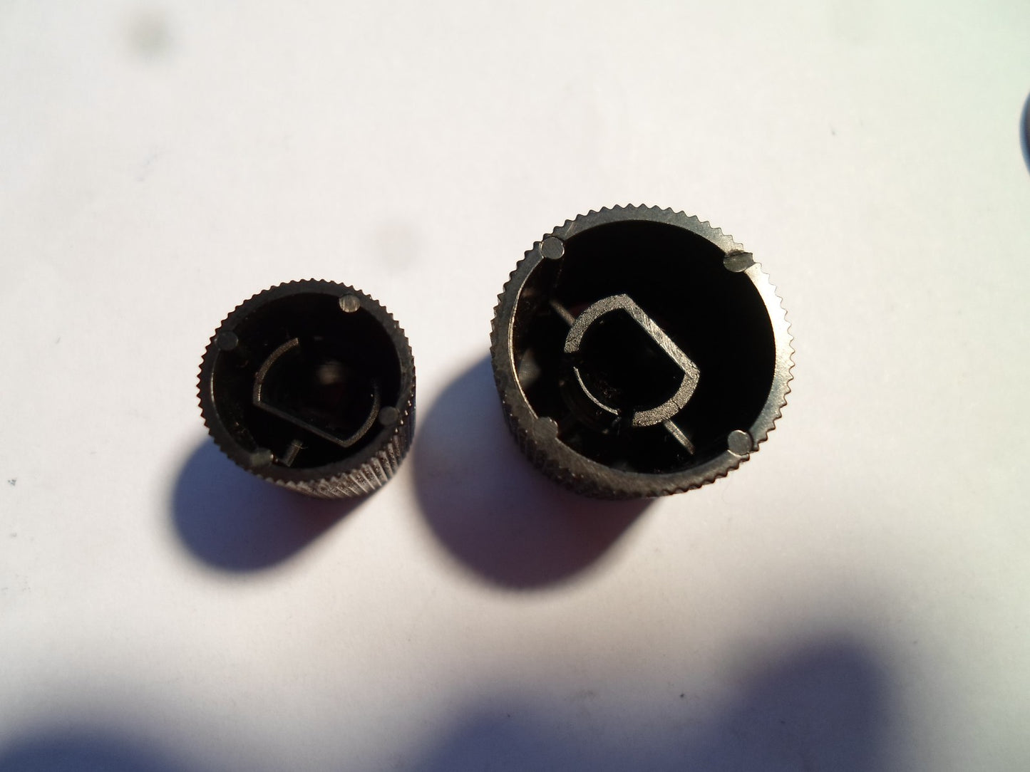 03 04 MITSUBISHI OUTLANDER  RADIO STEREO CONTROL KNOB SET OEM FREE SHIPPING! - RarePartsFinder.Com