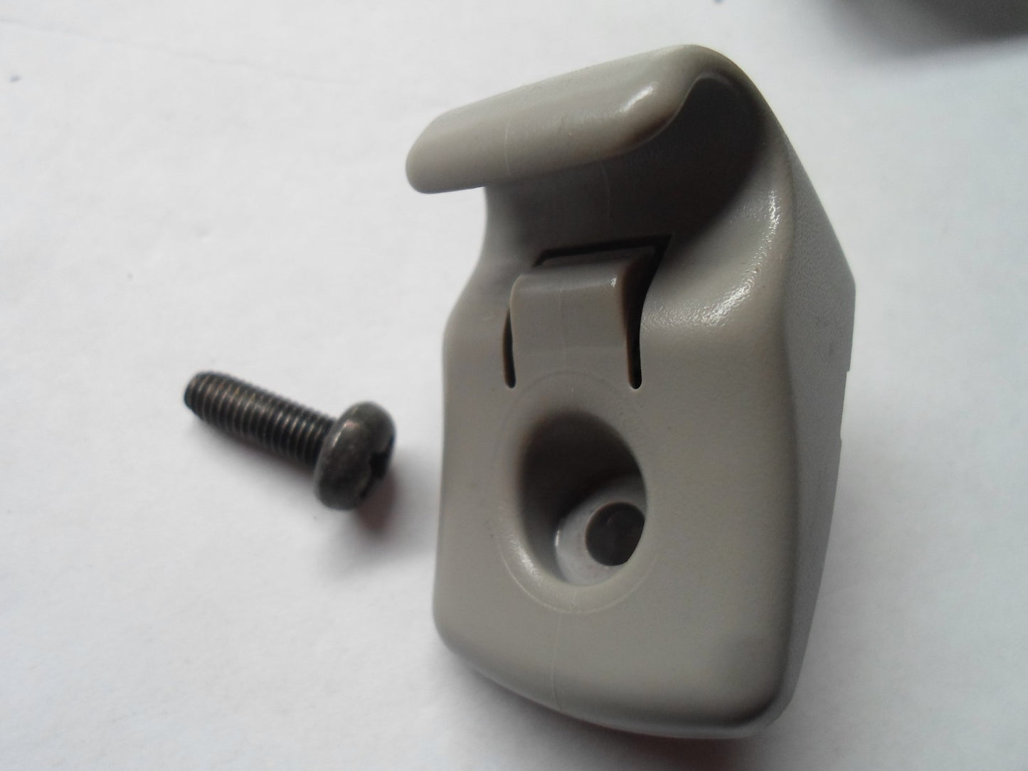 05 06 SAAB 9-2X SUN VISOR CLIP W/ MOUNT SCREW OEM 32009194 FREE SHIPPING SC1