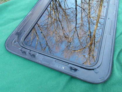 2005 YEAR SPECIFIC KIA SORENTO SUNROOF GLASS OEM  NO ACCIDENT  FREE SHIPPING!