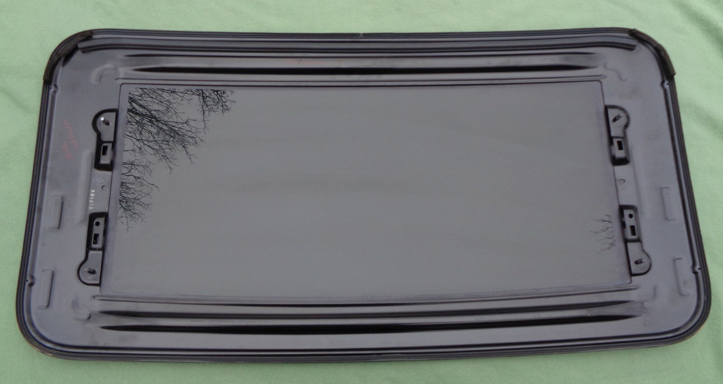 03 04 05 06  MITSUBISHI  OUTLANDER OEM FACTORY SUNROOF GLASS