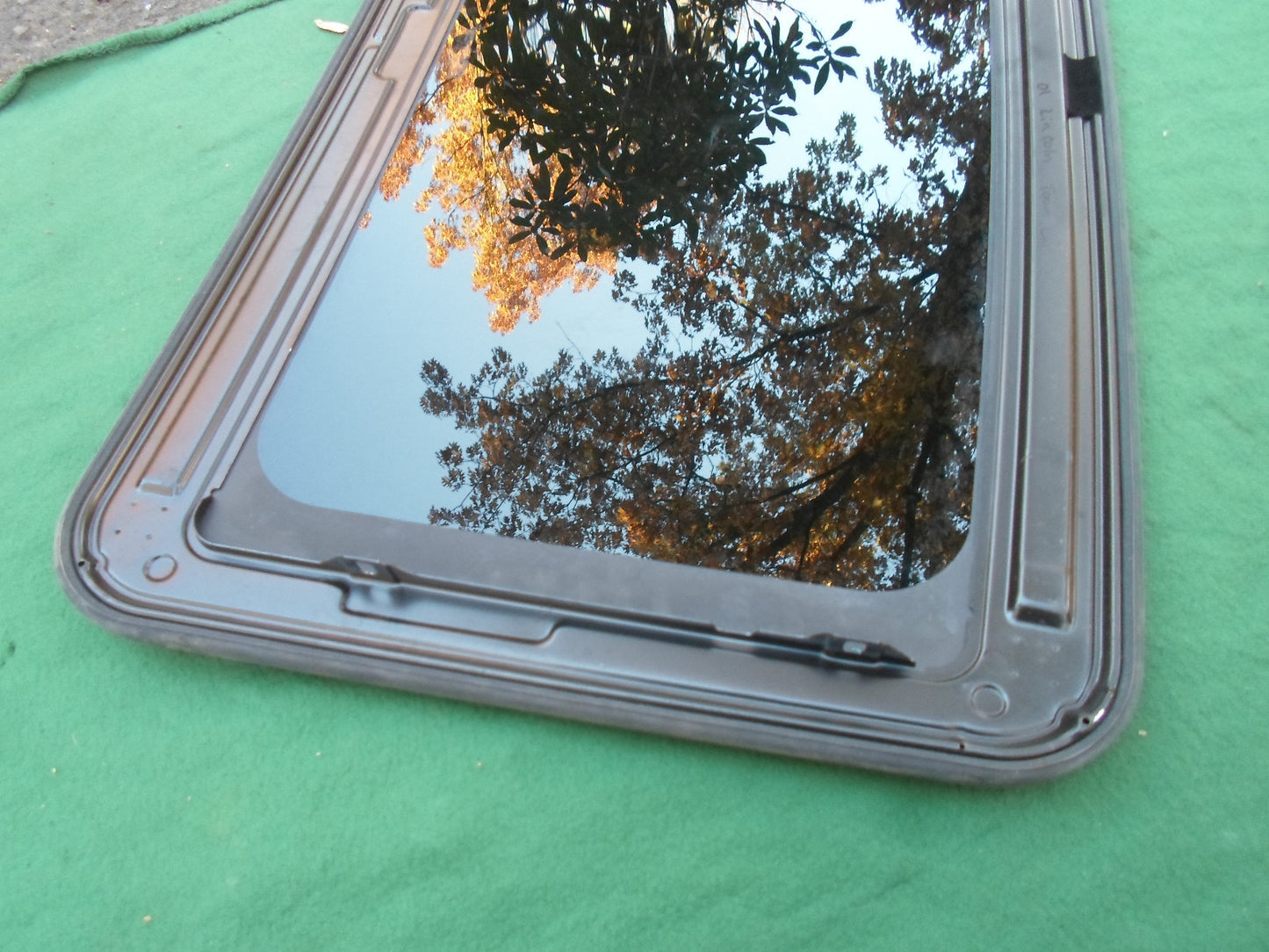 2001 LINCOLN TOWN CAR OEM FACTORY YEAR SPECIFIC SUNROOF GLASS  FREE SHIPPING! - RarePartsFinder.Com