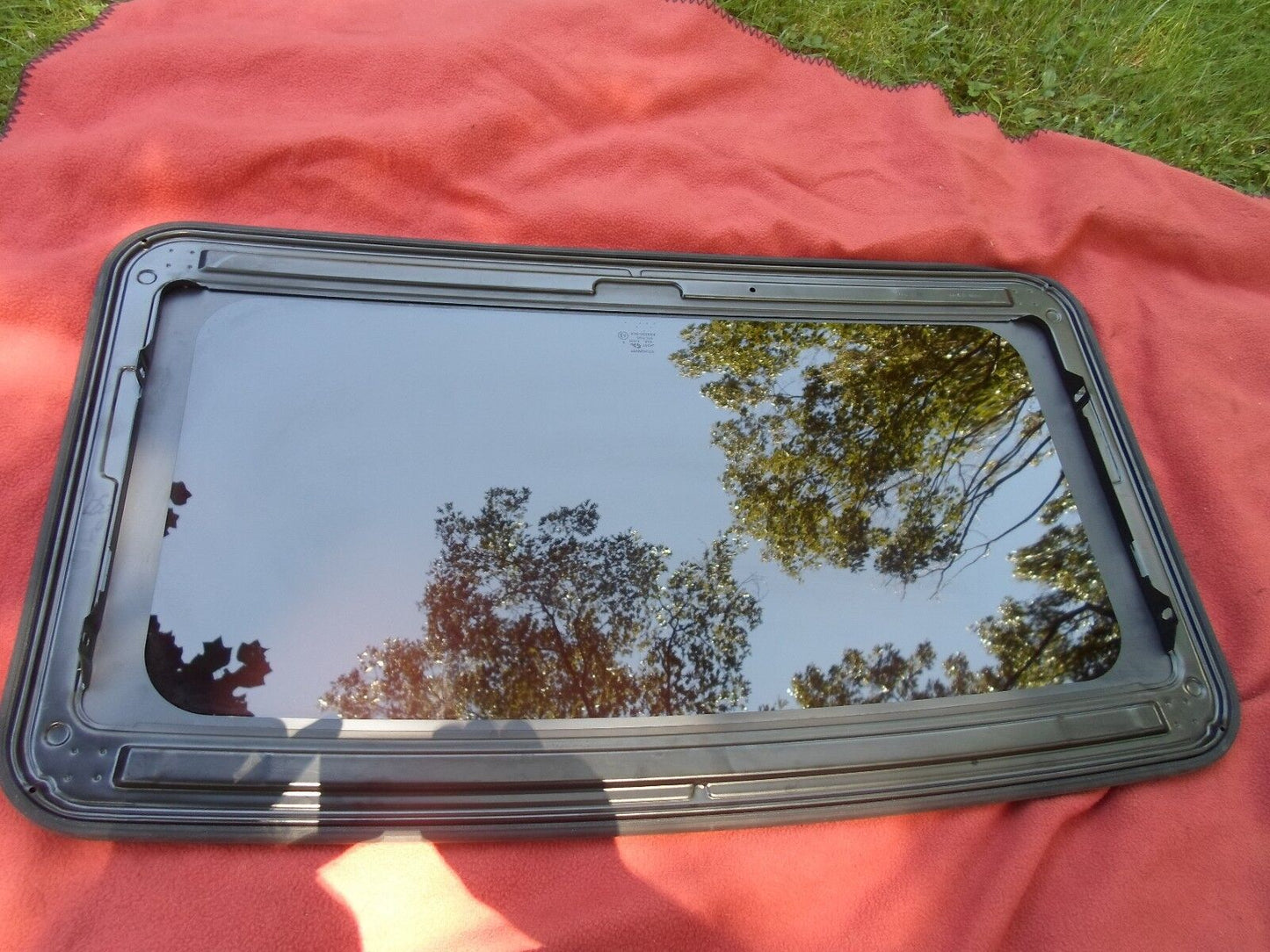 2005 GMC ENVOY YEAR SPECIFIC SUNROOF GLASS  NO ACCIDENT OEM FREE SHIPPING!