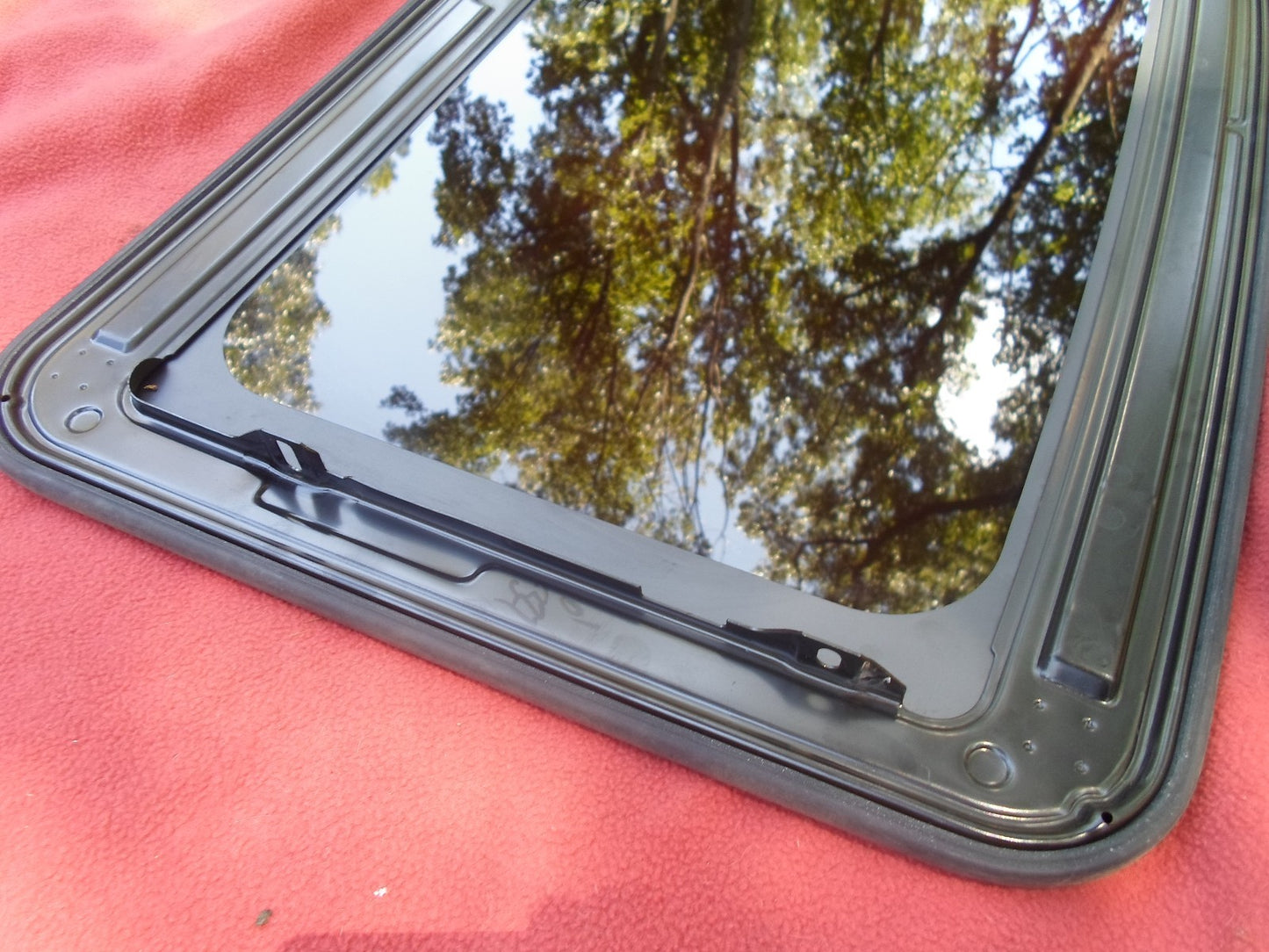 2005 GMC ENVOY YEAR SPECIFIC SUNROOF GLASS  NO ACCIDENT OEM FREE SHIPPING!