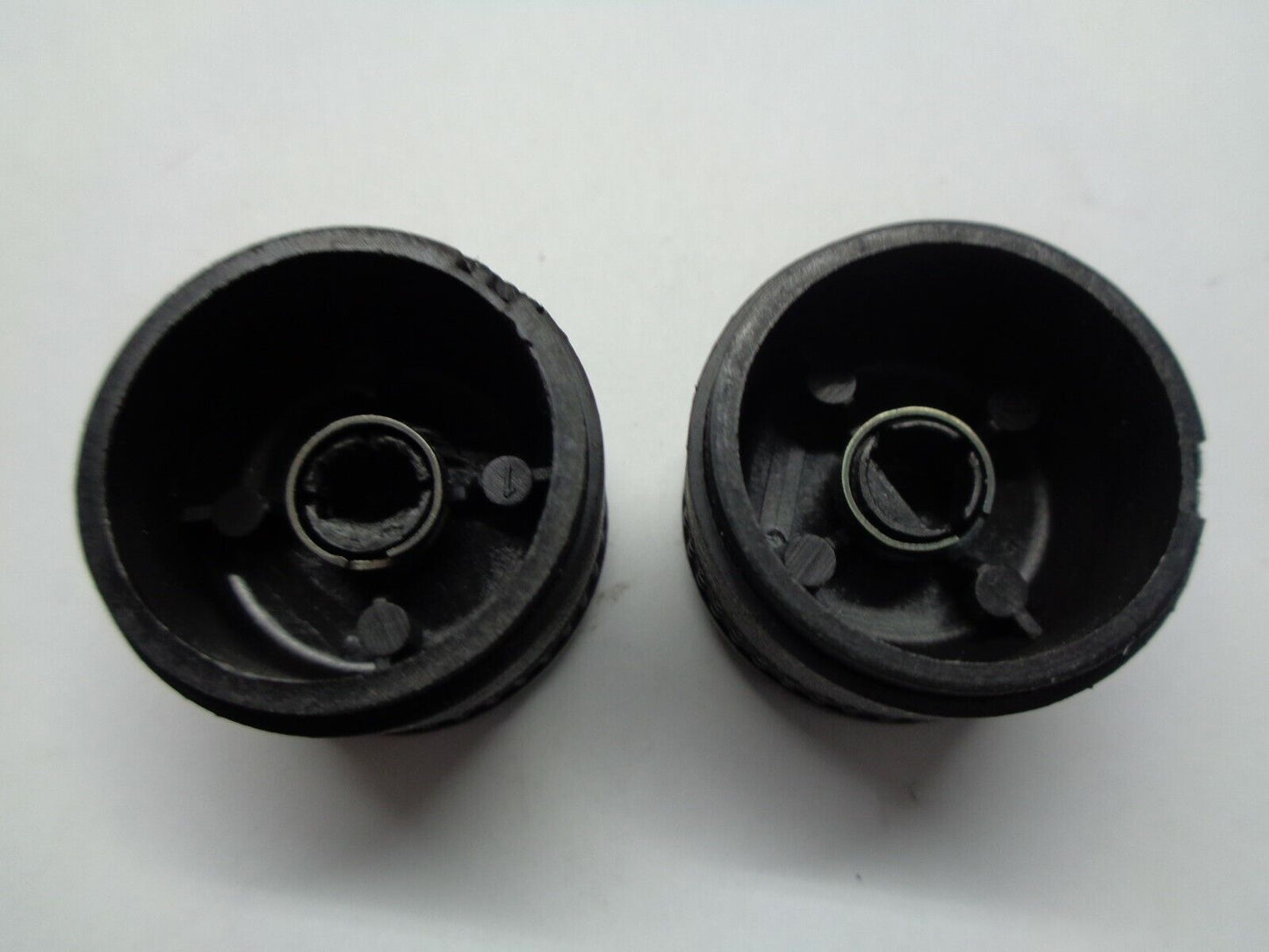 2005 2006 2007 SATURN  RELAY  RADIO STEREO TUNER KNOB SET OEM FREE SHIPPING! - RarePartsFinder.Com