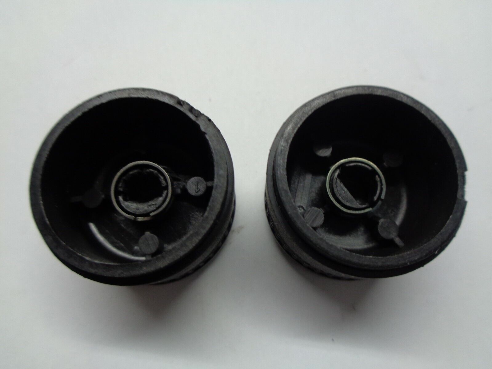 2005 2006 2007 SATURN  RELAY  RADIO STEREO TUNER KNOB SET OEM FREE SHIPPING! - RarePartsFinder.Com