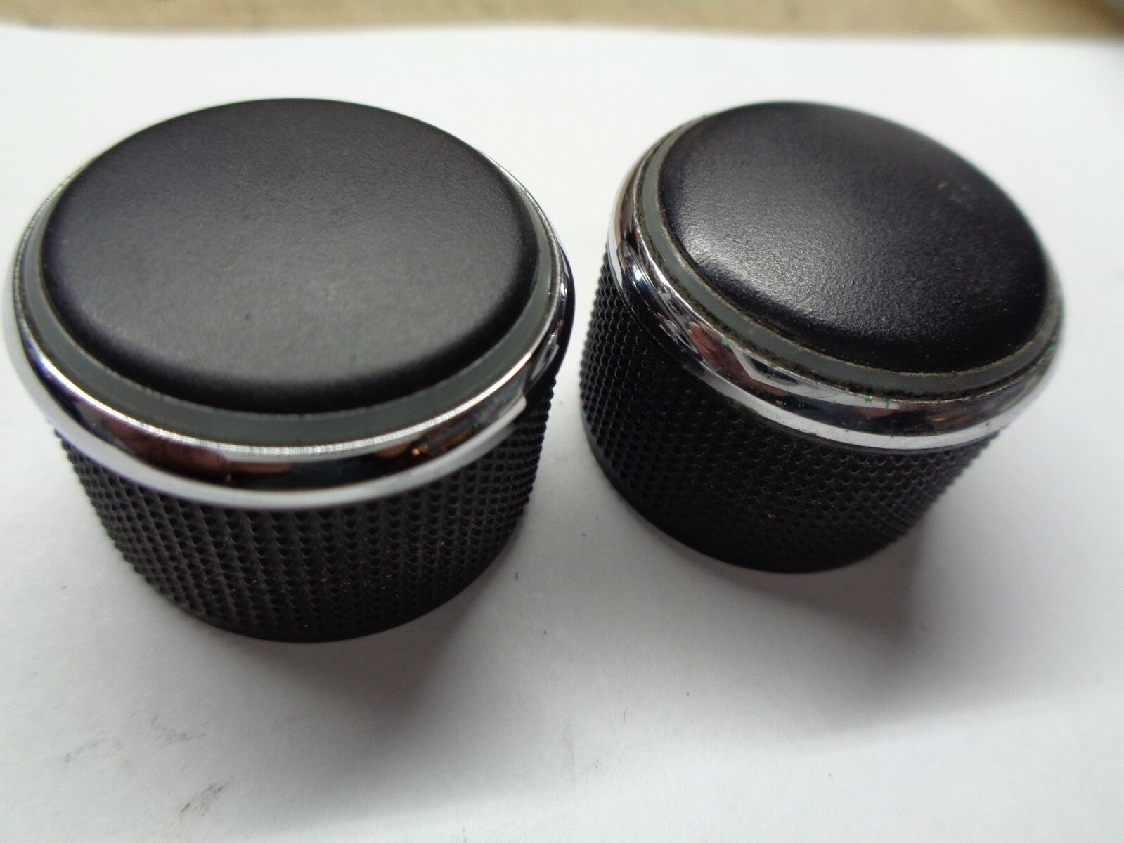 07 08 09 10 CHRYSLER SEBRING RADIO STEREO TUNER KNOB SET STYLE 2 OEM FREE SHIP - RarePartsFinder.Com
