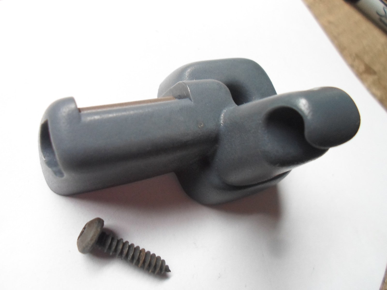 2001 LINCOLN TOWN CAR PASSENGER DUAL SUN VISOR CLIP W/SCREW OEM FREE SHIPPING! - RarePartsFinder.Com