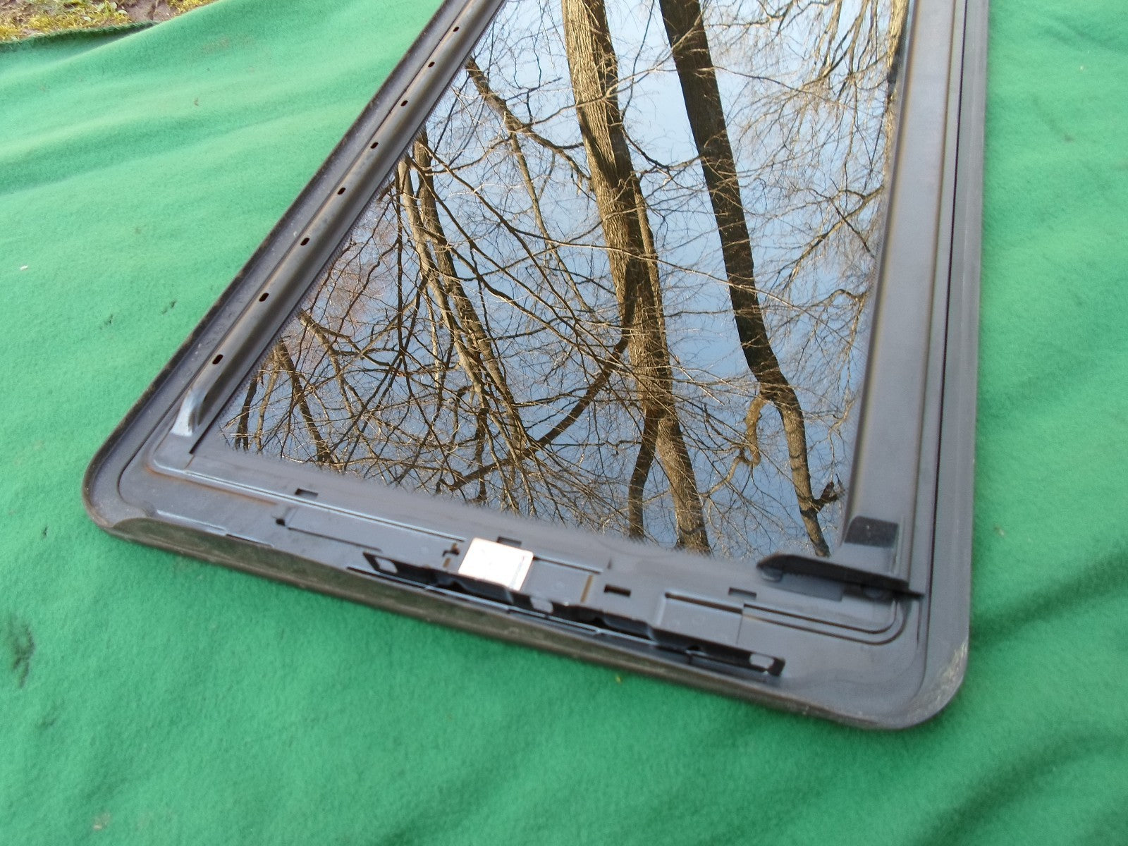 2003 MERCEDES BENZ C240 YEAR SPECIFIC OEM FACTORY SUNROOF GLASS  FREE SHIP - RarePartsFinder.Com