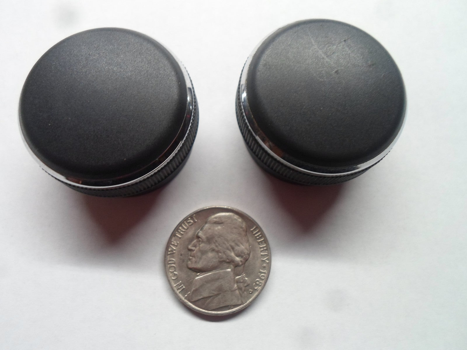 2006 2007 JEEP COMMANDER RADIO STEREO TUNER KNOB SET OEM - RarePartsFinder.Com