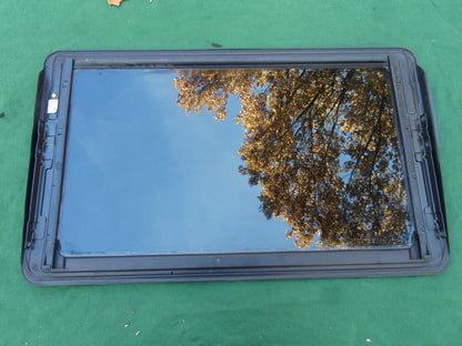 1997 MERCEDES BENZ E320 YEAR SPECIFIC OEM SUNROOF GLASS FREE SHIPPING! - RarePartsFinder.Com
