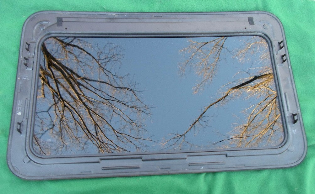 2005 YEAR SPECIFIC KIA SORENTO SUNROOF GLASS OEM  NO ACCIDENT  FREE SHIPPING!