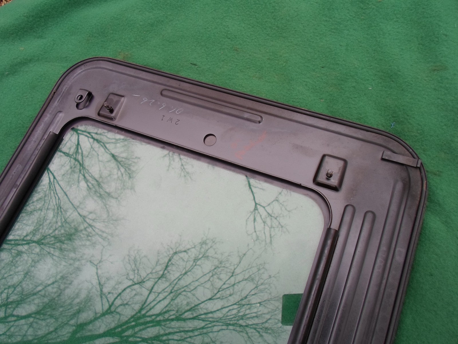2001 NISSAN PATHFINDER YEAR SPECIFIC OEM SUNROOF GLASS PANEL  FREE SHIPPING! - RarePartsFinder.Com