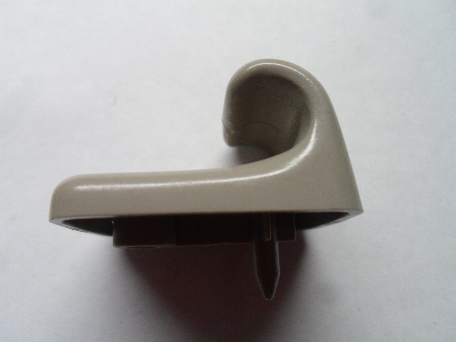 1992 - 1998 MAZDA MPV SUN VISOR CLIP OEM H26069261 06 FREE SHIPPING! SC1 - RarePartsFinder.Com