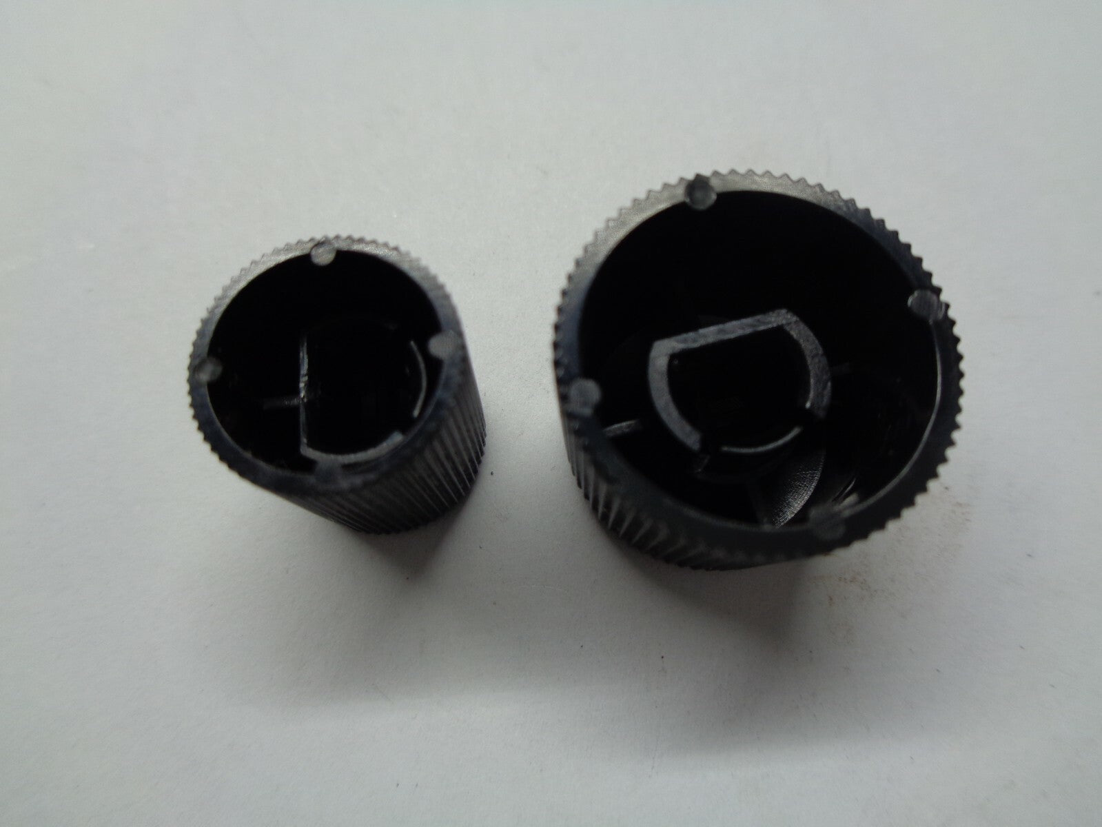 2004 MITSUBISHI DIAMANTE RADIO STEREO TUNER KNOB SET OEM FREE SHIPPING! - RarePartsFinder.Com