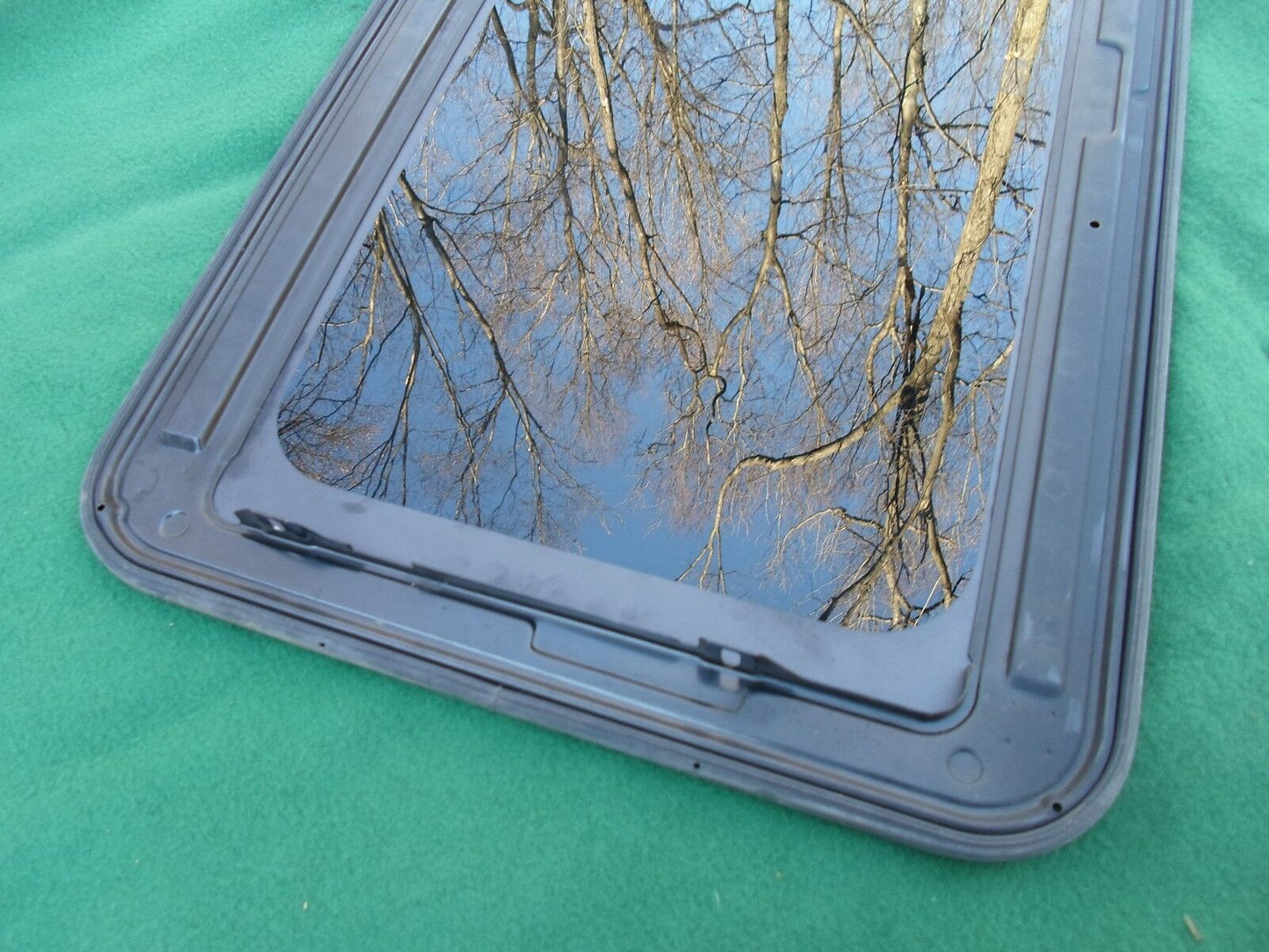 2001 GMC ENVOY  YEAR SPECIFIC SUNROOF GLASS OEM NO ACCIDENT FREE SHIPPING