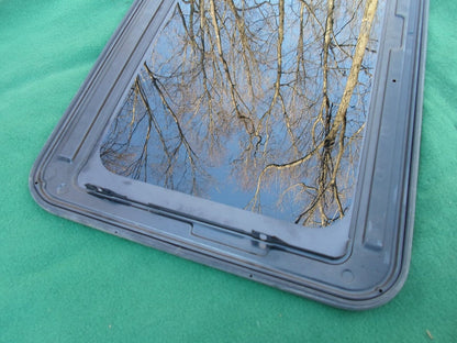 2001 GMC ENVOY  YEAR SPECIFIC SUNROOF GLASS OEM NO ACCIDENT FREE SHIPPING
