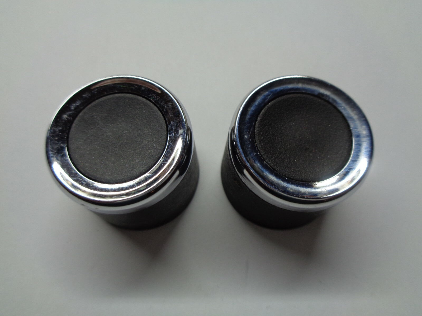2005 - 2006 CHEVROLET COBALT RADIO STEREO TUNER CONTROL KNOB SET OEM 19115293