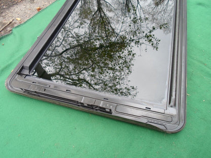 1999 MERCEDES BENZ E320 YEAR SPECIFIC OEM SUNROOF GLASS FREE SHIPPING!
