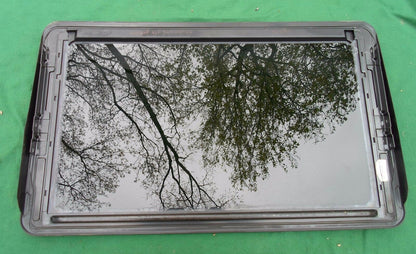 1999 MERCEDES BENZ E320 YEAR SPECIFIC OEM SUNROOF GLASS FREE SHIPPING!