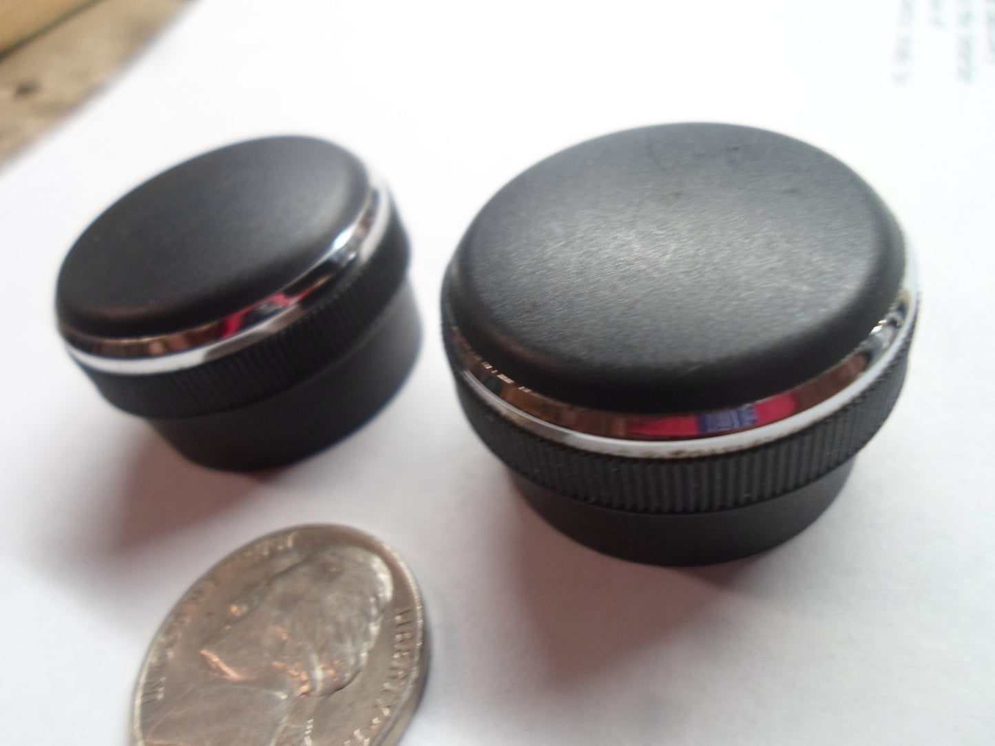 2006 2007 JEEP COMMANDER RADIO STEREO TUNER KNOB SET OEM - RarePartsFinder.Com