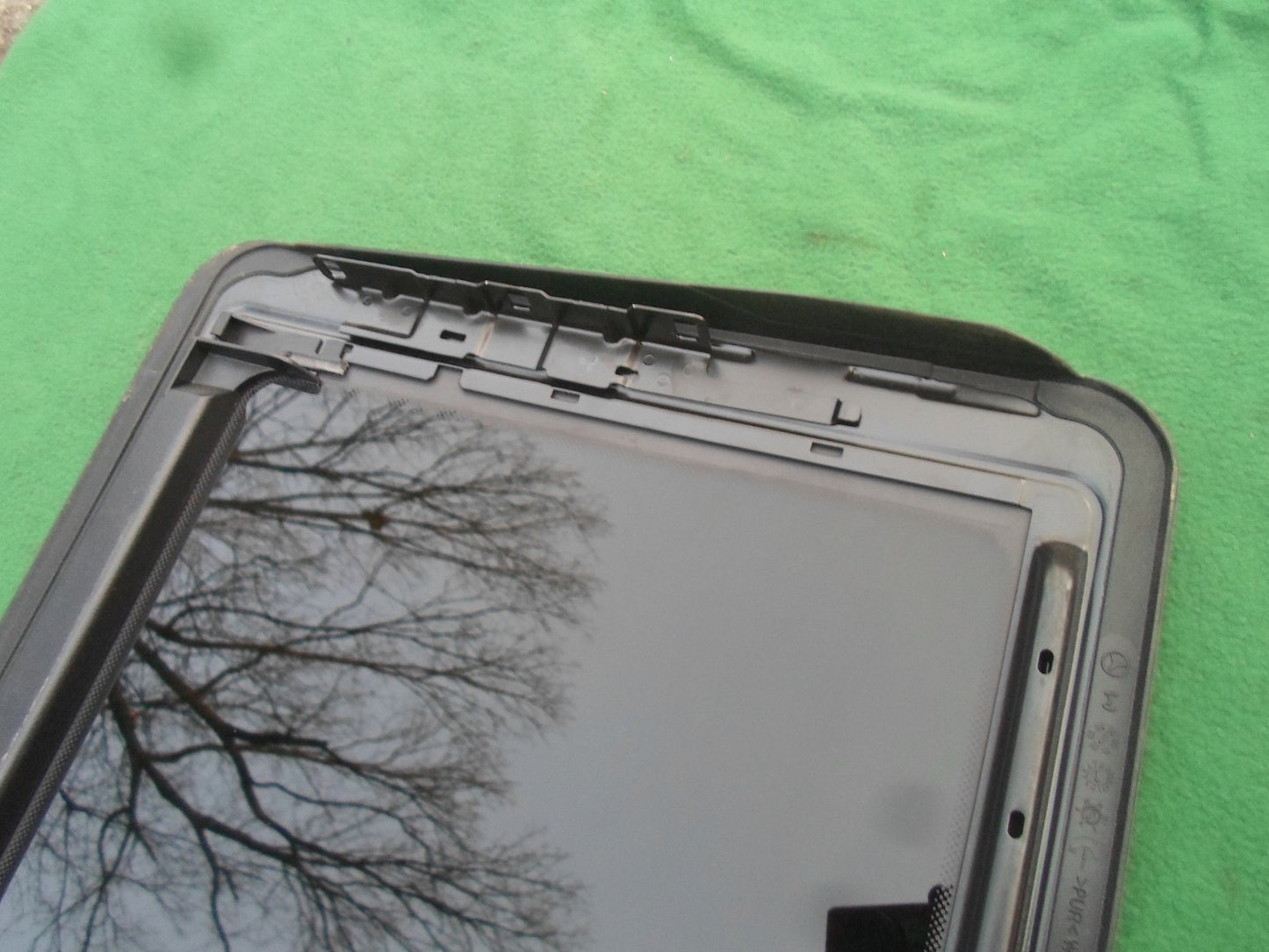 2005  MERCEDES BENZ E500 OEM YEAR SPECIFIC SUNROOF GLASS  FREE SHIPPING - RarePartsFinder.Com