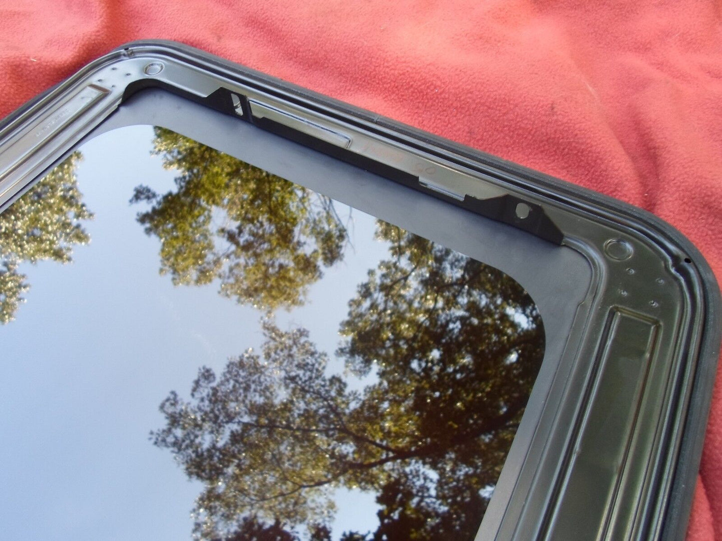 2005 GMC ENVOY YEAR SPECIFIC SUNROOF GLASS  NO ACCIDENT OEM FREE SHIPPING!