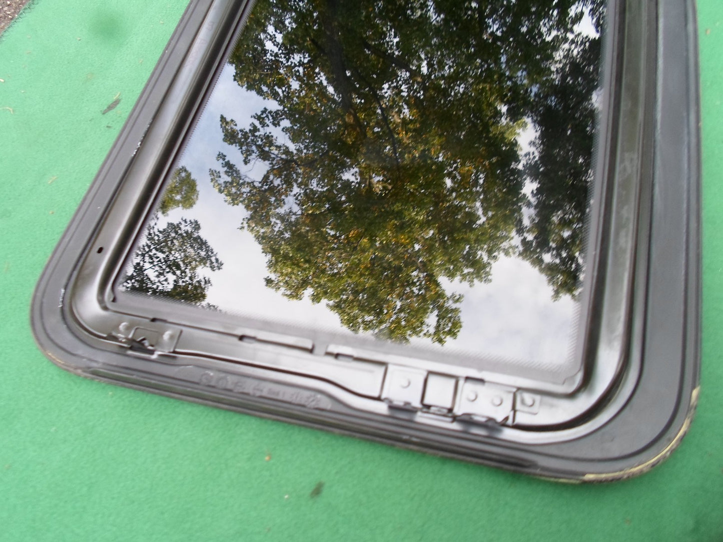2007 YEAR SPECIFIC  HYUNDAI AZERA SUNROOF GLASS OEM  NO ACCIDENT FREE SHIPPING!