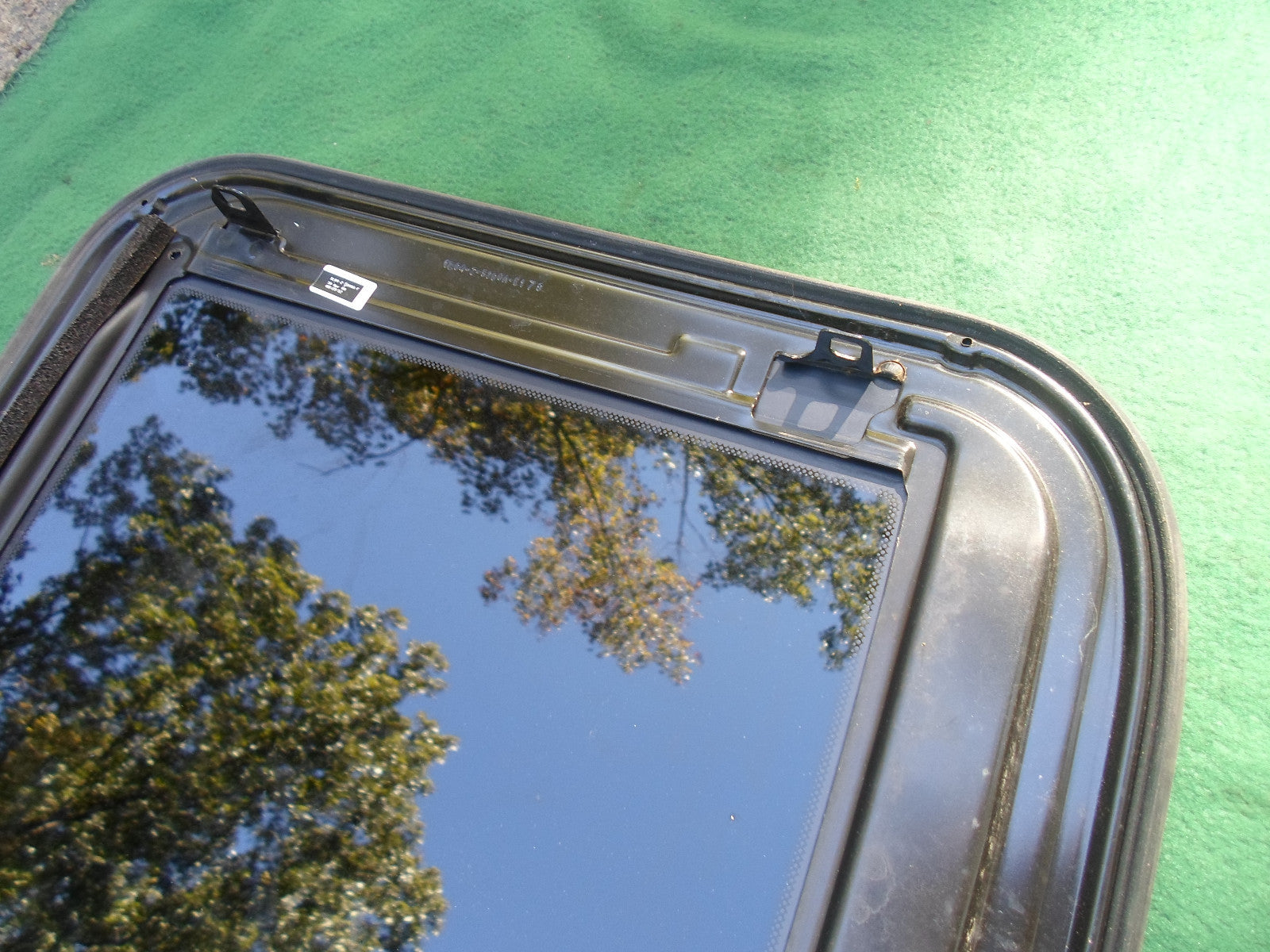 2009 SUBARU LEGACY SEDAN OEM YEAR SPECIFIC FACTORY SUNROOF GLASS  FREE SHIPPING