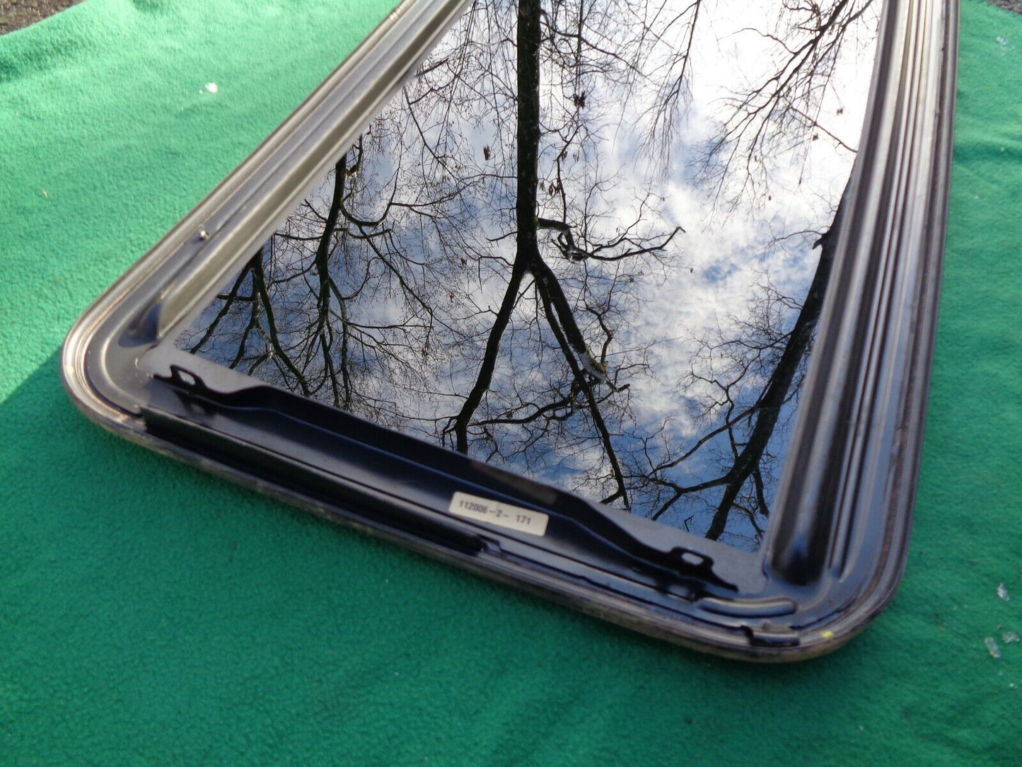 2004 - 2012 MITSUBISHI GALANT OEM SUNROOF GLASS PANEL NO ACCIDENT FREE SHIPPING - RarePartsFinder.Com