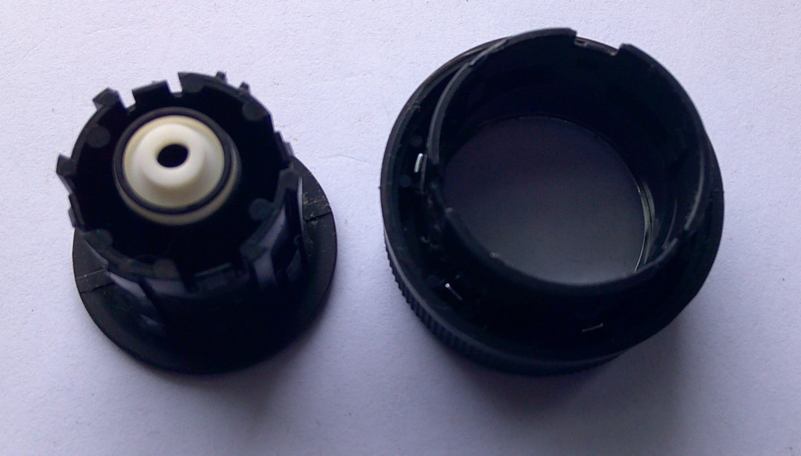 2010 - 2012 GMC ACADIA  RADIO STEREO CONTROL KNOB SET OEM - RarePartsFinder.Com