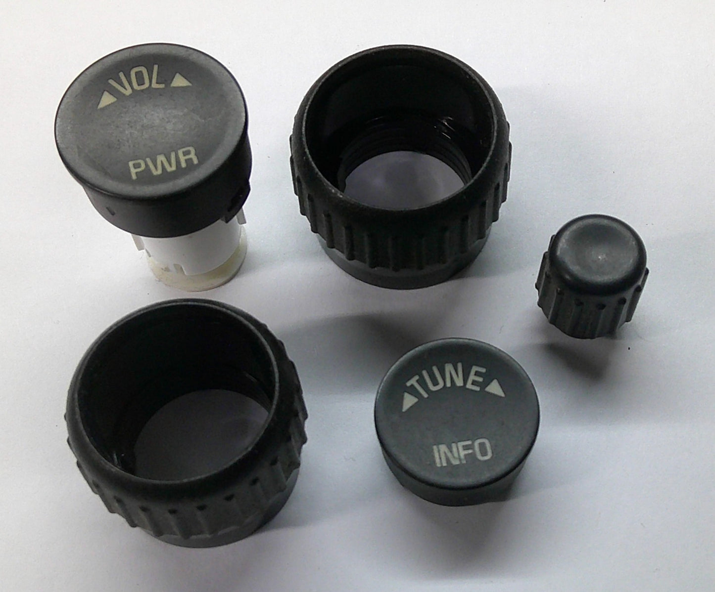 2006 GMC YUKON DENALI RADIO STEREO CONTROL KNOB  SET OEM - RarePartsFinder.Com