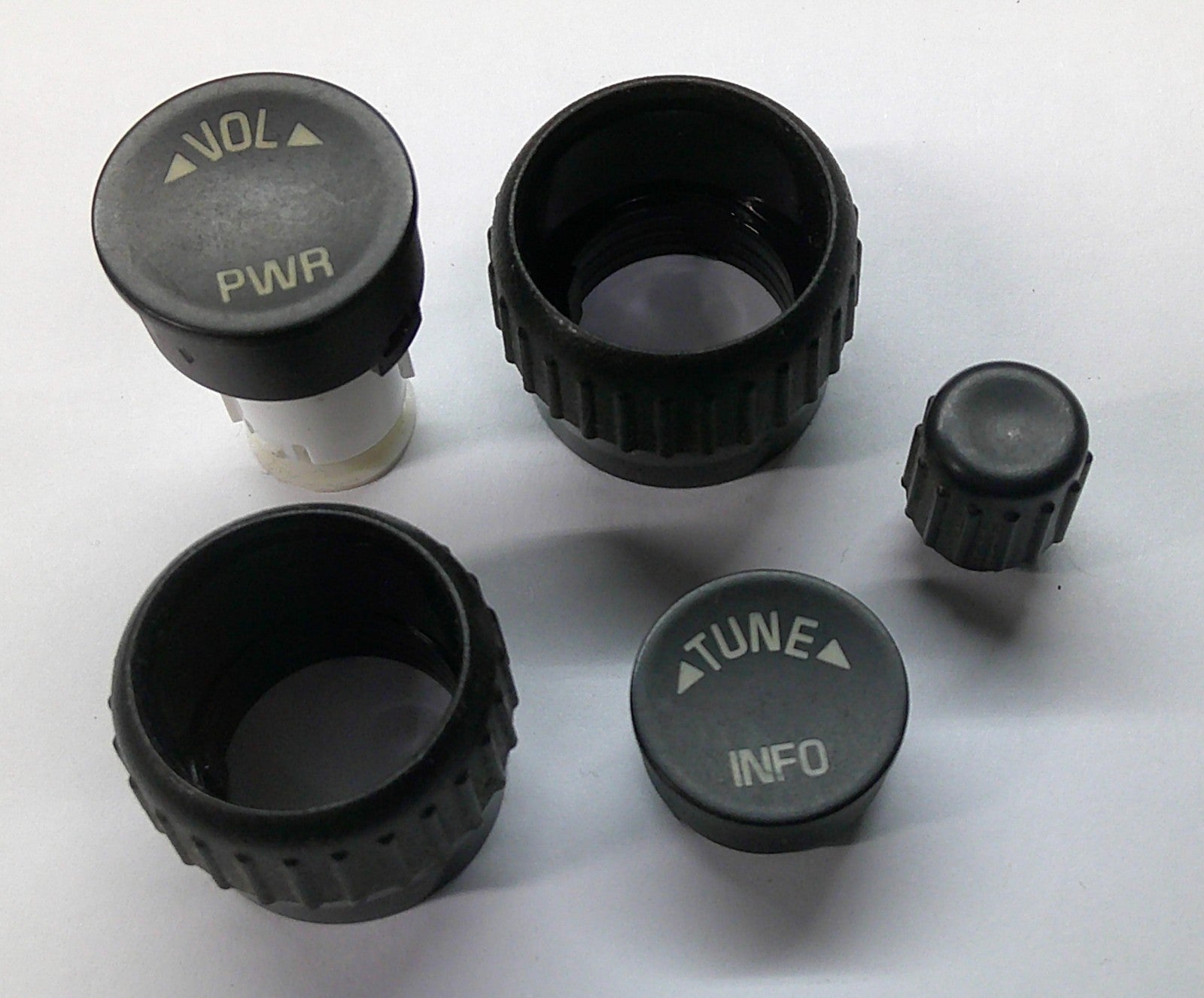 2006 GMC YUKON DENALI RADIO STEREO CONTROL KNOB  SET OEM - RarePartsFinder.Com
