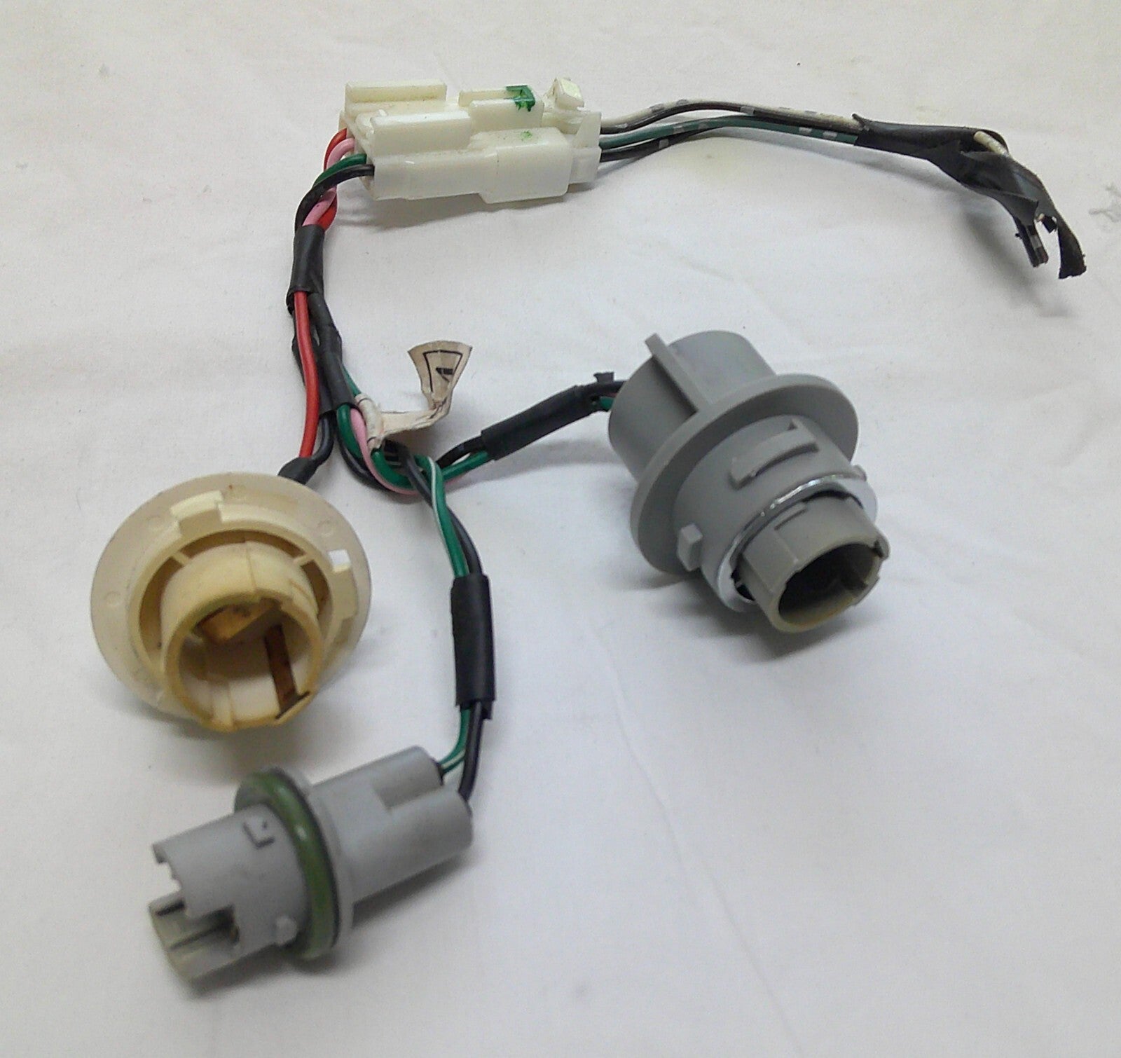 05 - 07   Hyundai Sonata Socket Rear Taillight Brake Plug Pigtail 92450-3K01 A10 - RarePartsFinder.Com