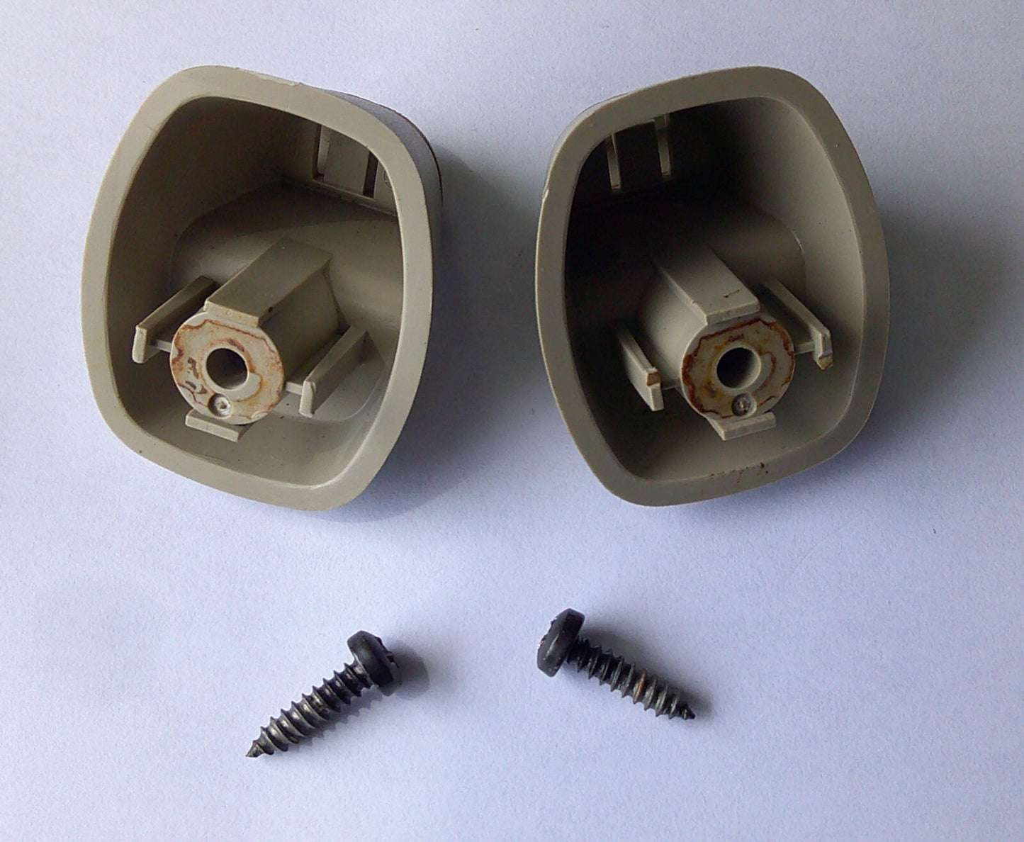 2002 - 2007 Saturn Vue Sun Visor Clip Set OEM SC1 - RarePartsFinder.Com