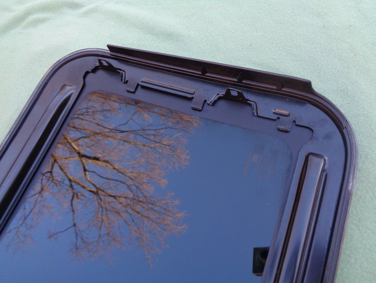 2013 YEAR SPECIFIC  NISSAN ROGUE OEM FACTORY SUNROOF GLASS PANEL 91210-JM01A; 91210JM01A
