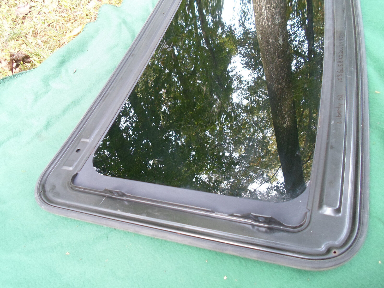 2005 JEEP LIBERTY OEM FACTORY YEAR SPECIFIC SUNROOF GLASS FREE SHIPPING! - RarePartsFinder.Com