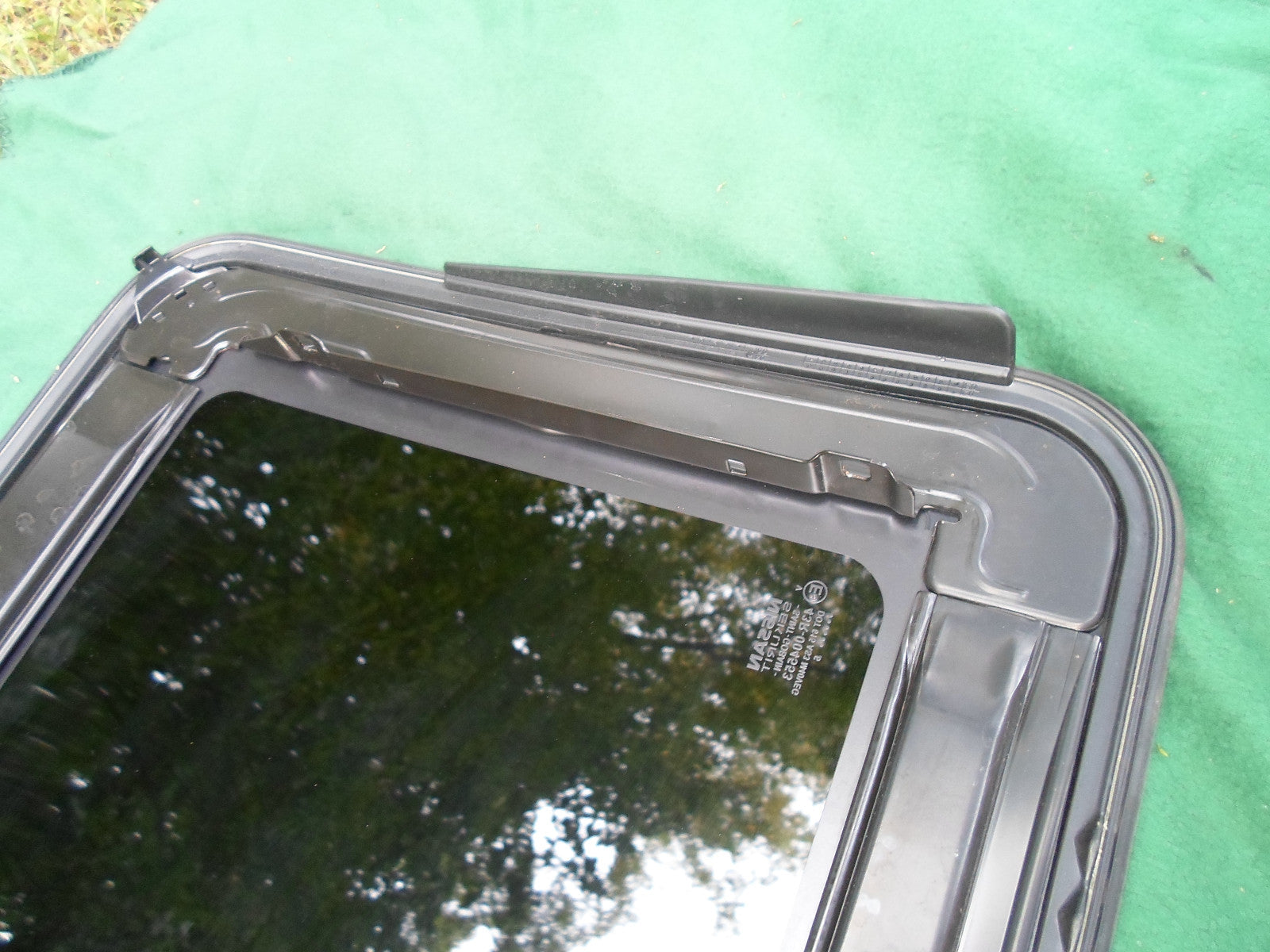 READ!  SCRATCH SPECIAL 2004 - 2008 NISSAN MAXIMA OEM FACTORY SUNROOF GLASS - RarePartsFinder.Com